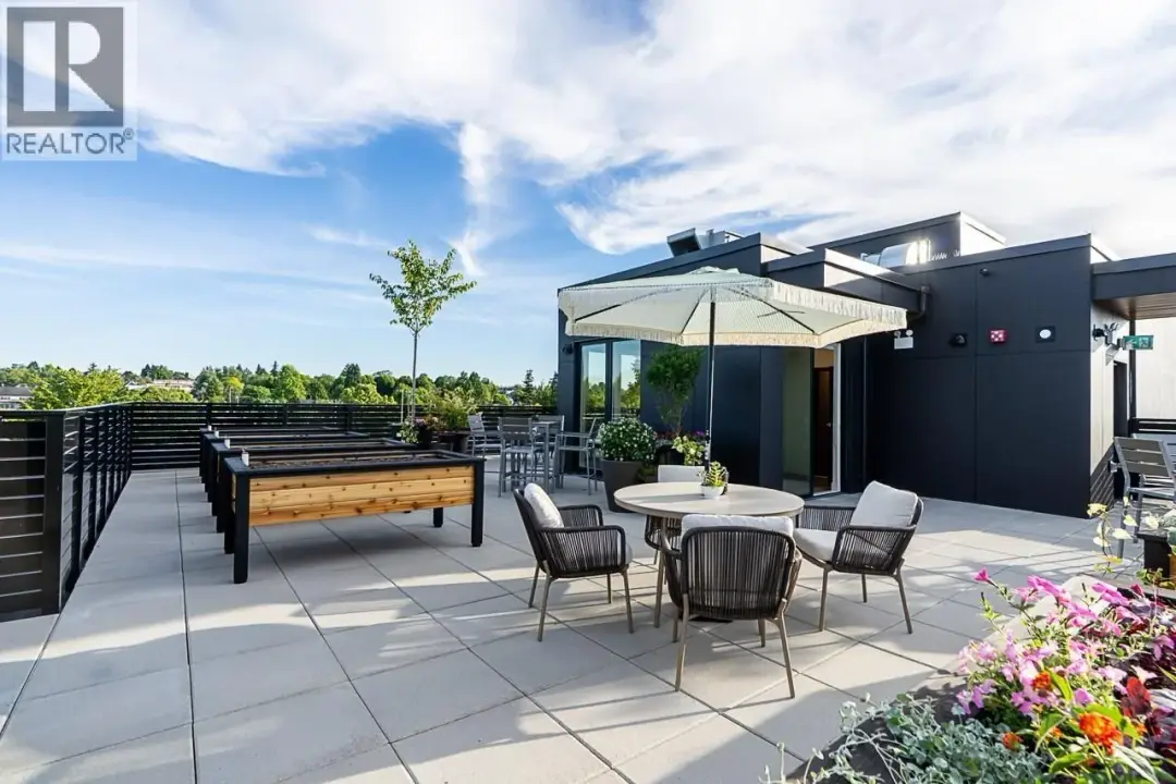Daytime rooftop amenity terrace at Lakewood in Vancouver with outdoor seating and planters
